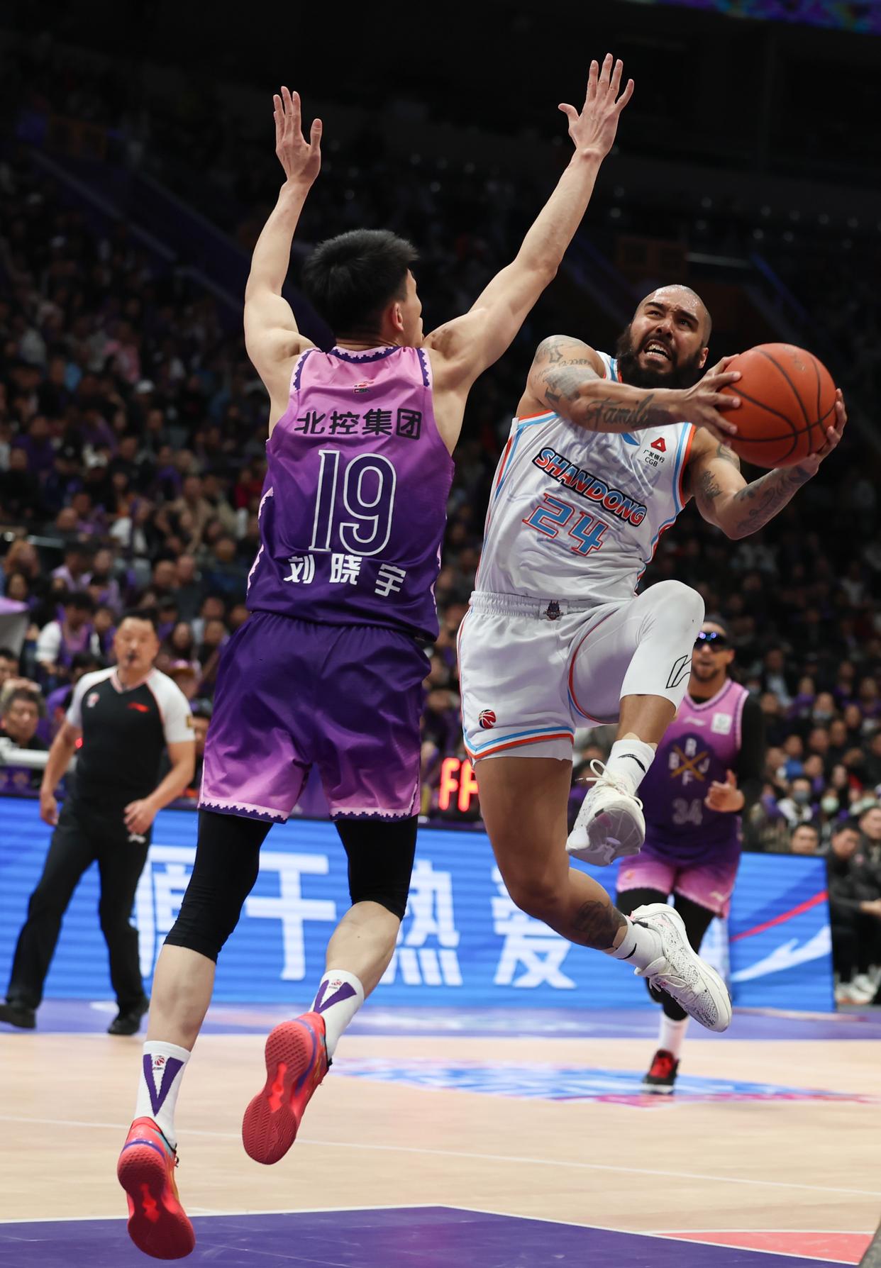 赛地聚焦——CBA季后赛今晚热度飙升，山东男篮复出首秀，话题不断，控场能力受关注的简单介绍