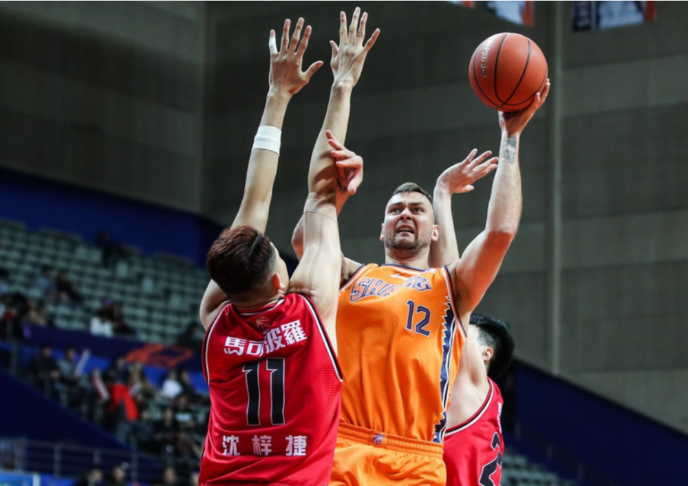 包含费耶诺德内部会议纪要流出：窗口期绝杀压哨，CBA季后赛使命明确，阵容厚度经受考验的词条