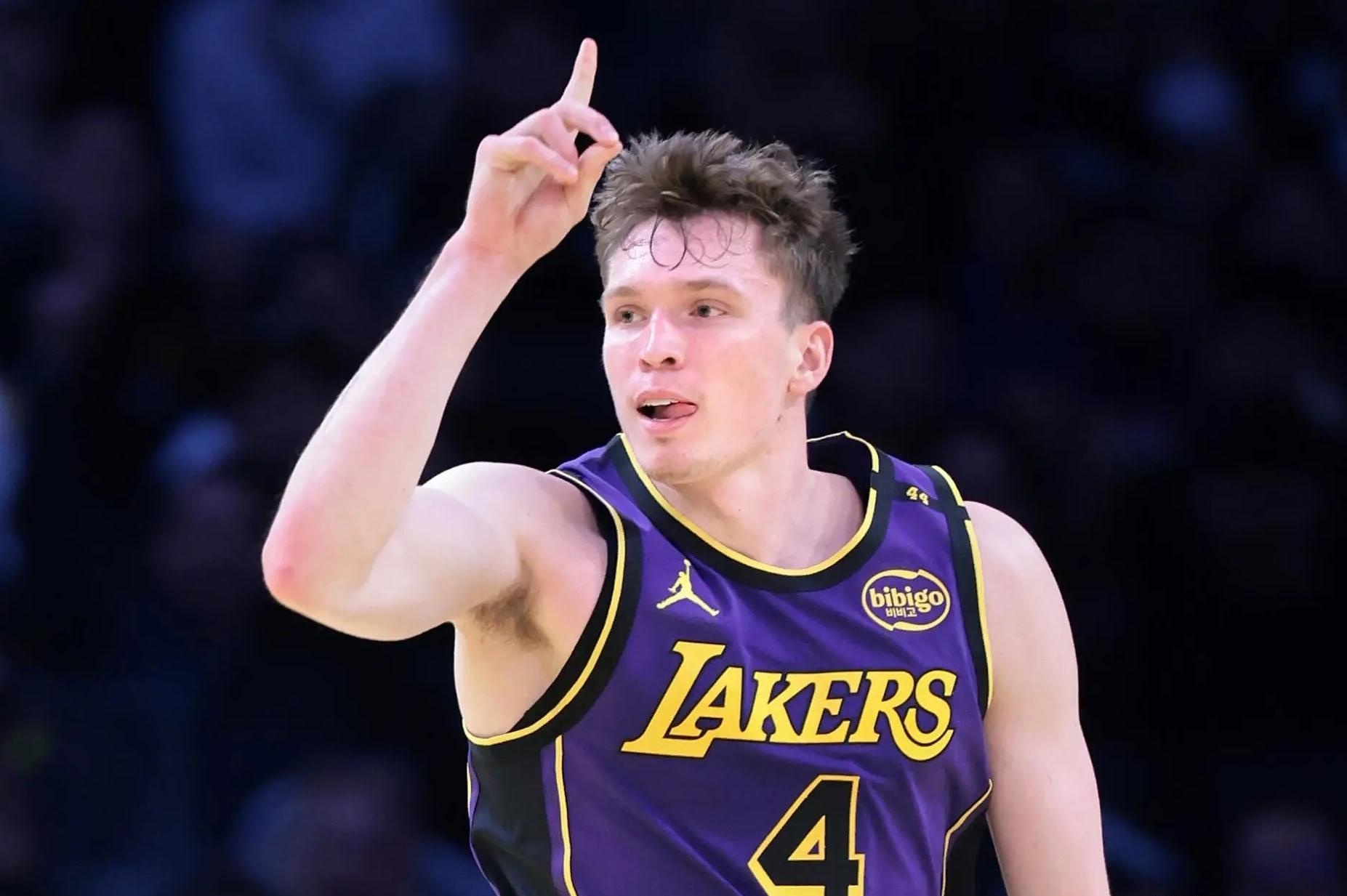 包含转会期洛杉矶湖人备战法国杯；豪取连胜细节曝光；悬念犹存；球探报告显示潜力的词条